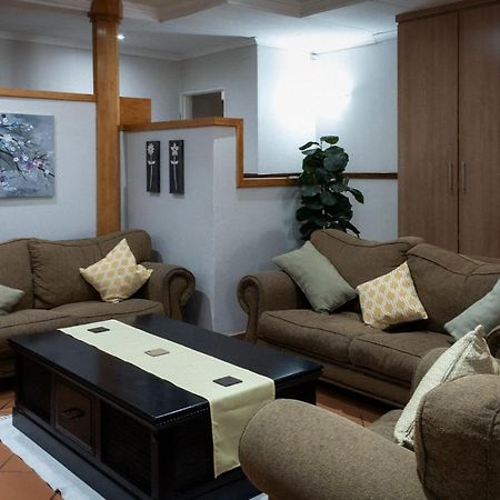 Park Living Guesthouse Bloemfontein Bagian luar foto